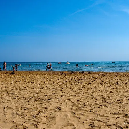 Enjoy The Sea From Our Relaxing Flat Апартаменты Бибионе